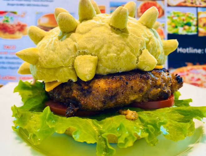 Anh Hoàng Tùng - chủ 1 cửa hàng pizza ở Hà Nội đã sáng tạo ra những chiếc bánh hamburger mang hình virus corona.