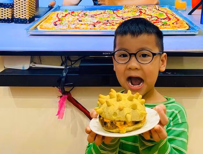 Được biết, mục đích sáng tạo nên chiếc bánh hamburger hình virus corona này nhằm xua đi chút ảm đảm trong những ngày dịch bệnh diễn biến khó lường.