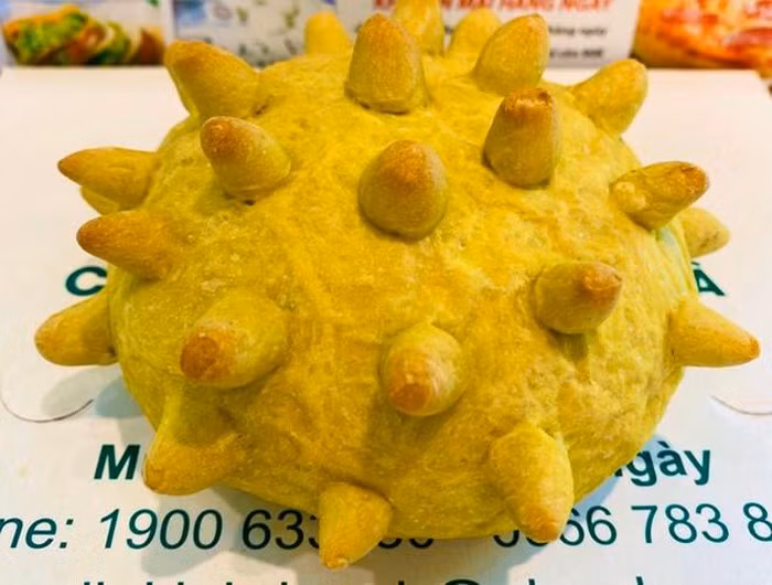  Món ăn độc đáo này nằm ở vỏ bánh có màu xanh tự nhiên được làm từ hỗn hợp bột trộn thêm bột trà xanh và nước lá dứa ép. Ngoài ra, để tạo ra những chiếc gai nhô lên, người đầu bếp đã phải ngồi tỉ mẩn nặn, gắn trực tiếp từng cái lên vỏ bánh.