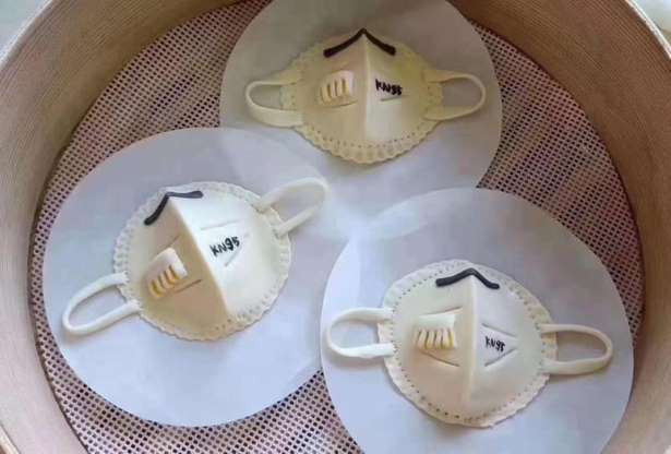 Những chiếc khẩu trang KN95 được tái hiện đầy sinh động qua bàn tay của đầu bếp. Ảnh: Internet.