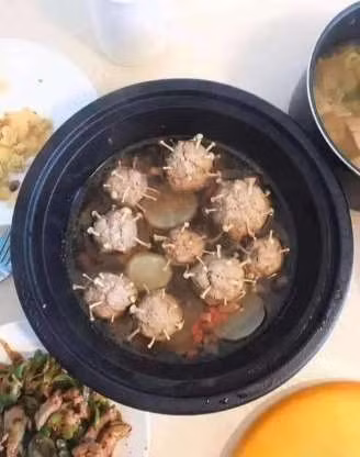 Nồi lẩu đơn giản chỉ có ít nấm kim châm trộn chung với thịt băm viên nhưng lại "thích mắt" hơn hẳn vì mang hình dạng của loại virus nguy hiểm nhất thế giới hiện nay.