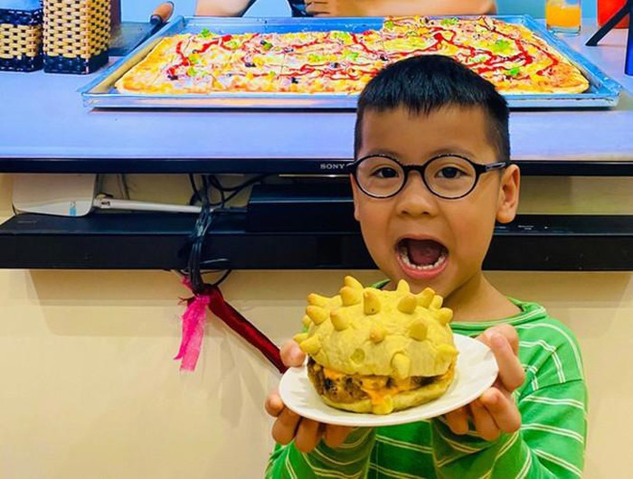 Được biết, mục đích sáng tạo nên chiếc bánh hamburger hình virus corona này nhằm xua đi chút ảm đảm trong những ngày dịch bệnh diễn biến khó lường.