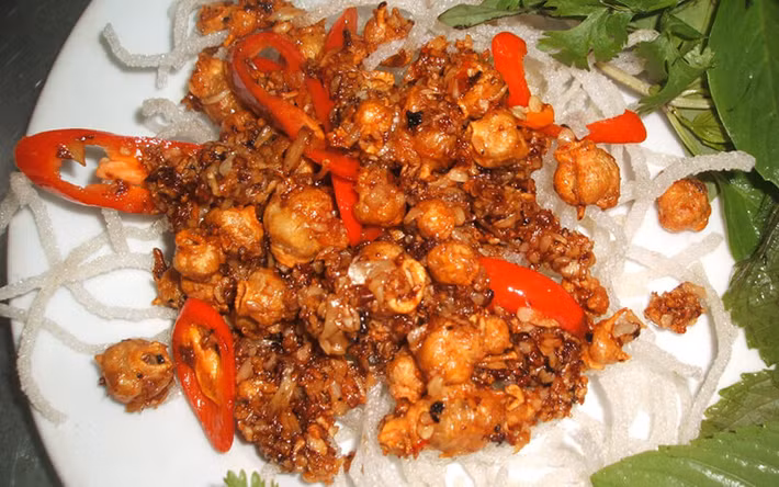 Răng Mực Nướng: Đây là một trong những món ăn Phan Thiết Mũi Né, được nhiều học sinh, sinh viên tại đây yêu thích. Bên cạnh đó, bạn cũng có thể thưởng thức các món ăn khác được làm từ răng mực như: răng mực hấp, răng mực xào,…