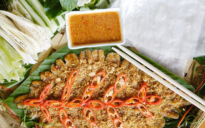 Gỏi cá là món ăn đặc sản Phan Thiết bạn không thể không thưởng thức. Bên cạnh đó, bạn cũng có thể thưởng thức món gỏi cá mai tại các nhà hàng và quán ăn.