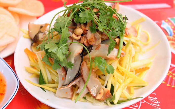 Gỏi ốc giác là món ăn chơi được nhiều người yêu thích tại Phan Thiết. Đây không chỉ là món ăn với hương bị đậm đà, riêng biệt tại Phan Thiết mà nó còn là một món ăn đặc sản Phan Thiết Mũi Né đầy bổ dưỡng. Ảnh: Internet.