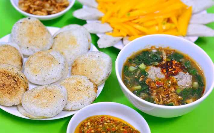 Bánh căn: Là món ăn đặc sản Phan Thiết đơn giản nhưng lại được nhiều du khách ưa chuộng. Được làm từ bột gạo tẻ cùng với nước chấm đậm đà hương vị.