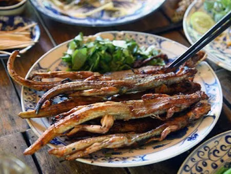 Dông là món đặc sản Phan Thiết Mũi Né, loài động vật sống ở trong hang. Chúng thường xuất hiện trên những đồi cát trải dài để ăn những trồi non và uống nước sương đêm nên rất sạch và có thịt rất thơm. Tại Phan Thiết, dông được chế biến thành rất nhiều món ăn khác nhau như dông nướng, làm gỏi, nấu cháo, xào,…