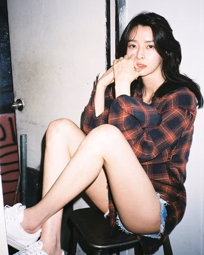 Mỹ nhân 29 tuổi chuộng trang phục đơn giản nhưng không kém phần sành điệu, mang lại cảm giác thoải mái.