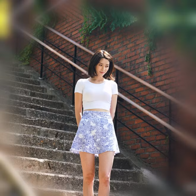 Kwon Nara khoe vẻ đẹp dịu dàng như nữ sinh khi phối crop top bó sát cùng váy hoa nữ tính.