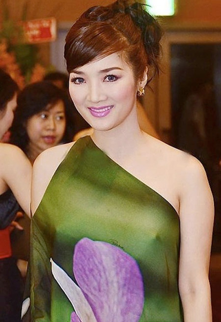 Hoa hậu đền Hùng Giáng My từng bị dư luận lên án, chỉ trích khi diện chiếc yếm lụa quá mỏng, hằn rõ hình nhũ hoa.