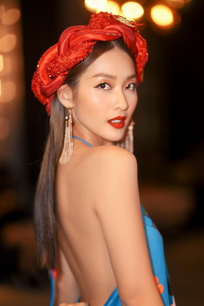 Khả Ngân mặc áo yếm cách điệu khoe lưng trần gợi cảm trong buổi ra mắt MV Cô gái Việt Nam.