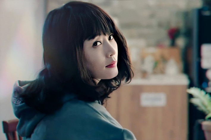 Làm sạch là bước cơ bản nhất của chu trình chăm sóc da nhưng không kém phần quan trọng bởi nếu làn da không được tẩy sạch bụi bẩn, bã nhờn thì mọi bước chăm sóc tiếp theo đều khó đạt hiệu quả. Kim Hye Soo cũng rất quan tâm đến điều này, mỗi khi kết thúc lịch trình cô đều tẩy trang sạch sẽ để giữ làn da thông thoáng.