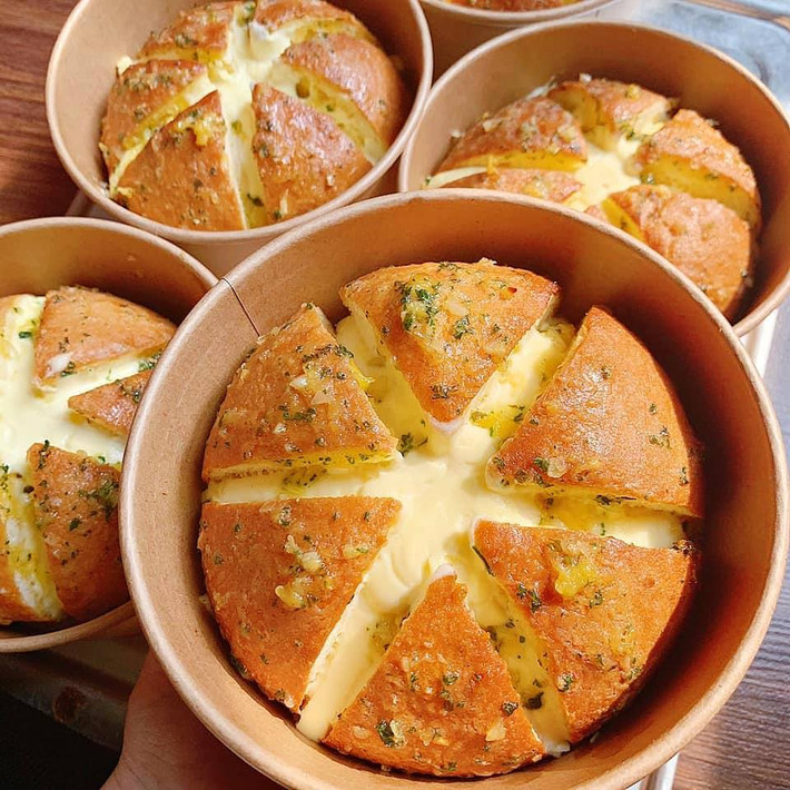 Tuy nhiên, nếu muốn được thưởng thức hương vị bánh "chính hãng", hãy đi du lịch Hàn Quốc và ghé qua tiệm bánh Pain Famille để thưởng thức món bánh đặc sắc với mức giá chỉ 3.000 won (khoảng 60.000 đồng)/chiếc.