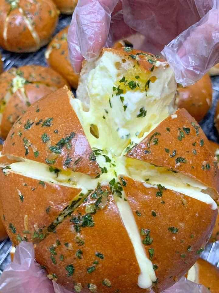 Thời gian gần đây, bánh mì bơ tỏi “nổi như cồn” trên các “chợ mạng” ở Việt Nam. Tuy nhiên, khách muốn thưởng thức phải đặt trước 1-2 ngày mới có hàng. Ảnh: Internet.