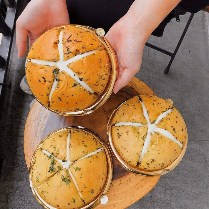 Bánh mì bơ tỏi phô mai Hàn Quốc là món ăn bán chạy nhất tại tiệm bánh Pain Famille tọa lạc tại con phố ẩm thực nổi tiếng ở Gangneung.