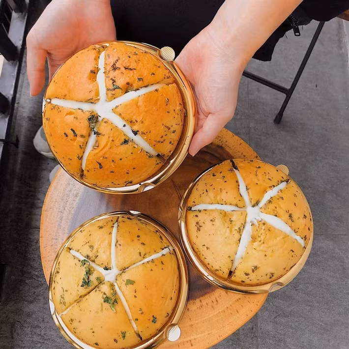 Bánh mì bơ tỏi phô mai Hàn Quốc là món ăn bán chạy nhất tại tiệm bánh Pain Famille tọa lạc tại con phố ẩm thực nổi tiếng ở Gangneung.