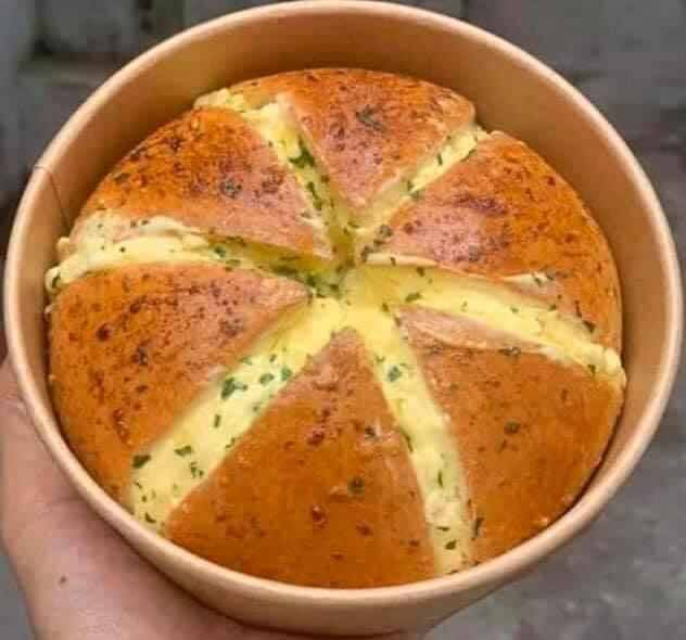 Bánh mì bơ tỏi phô mai Hàn Quốc hấp dẫn thực khách bởi sự hòa quyện giữa bánh mì giòn, phô mai béo ngậy bên trong cùng lớp sốt bơ tỏi thơm nồng.