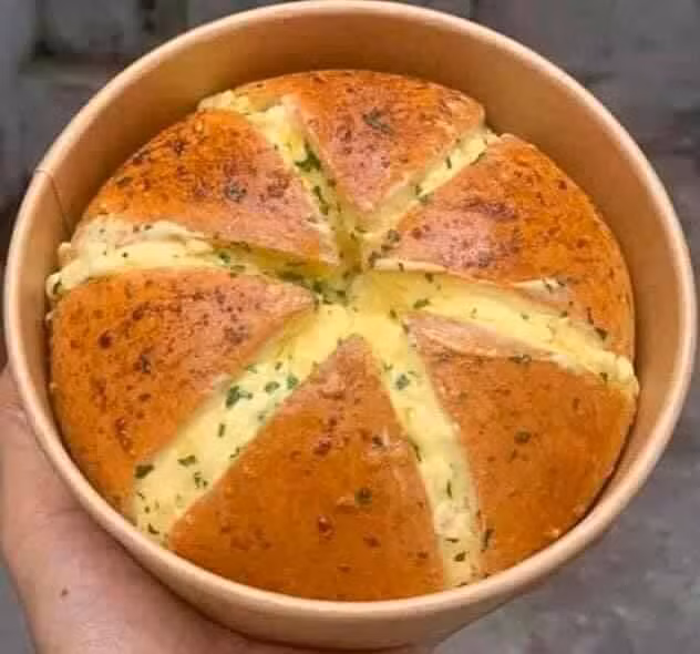 Bánh mì bơ tỏi phô mai Hàn Quốc hấp dẫn thực khách bởi sự hòa quyện giữa bánh mì giòn, phô mai béo ngậy bên trong cùng lớp sốt bơ tỏi thơm nồng.