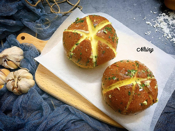 Một đầu mối bán bánh mì phô mai bơ tỏi trên mạng xã hội cho biết, loại bánh đang gây sốt này xuất phát từ Hàn Quốc.