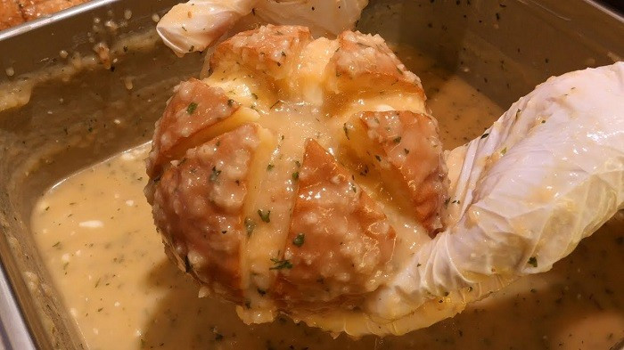 Bánh mì bơ tỏi phô mai Hàn Quốc có phần bánh giòn tan, thơm mùi bơ, nhân bên trong là phô mai béo ngậy khiến bất kỳ thực khách nào cũng không khỏi bị quyến rũ.