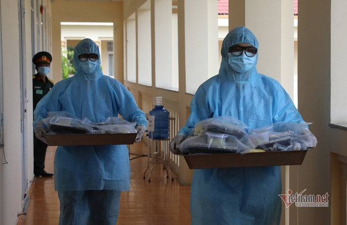 Khẩu phần ăn được nấu tập trung, chuyển lên cho các công dân. Quá trình này được đội ngũ y tế thực hiện nghiêm ngặt nhằm hạn chế sự di chuyển của các công dân trong khu cách ly. Ảnh: Vietnamet.