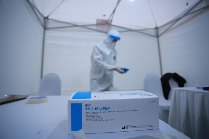 Các bác sĩ chuẩn bị đồ dùng dụng cụ cho công việc xét nghiệm nhanh COVID-19. Bộ test do Hàn Quốc sản xuất và đang sử dụng, thông qua lấy mẫu máu, cho kết quả trong 10 phút với độ chính xác cao.