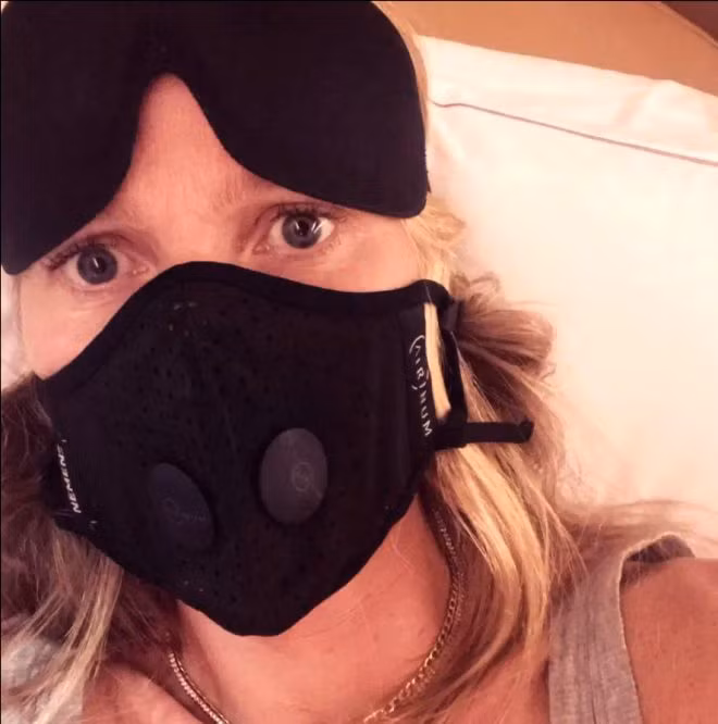 Nữ diễn viên "Iron man" Gwnyeth Paltrow tới Paris dự Tuần lễ thời trang. Cô trang bị khẩu trang kỹ càng, khuyên mọi người không bắt tay và rửa tay thường xuyên để chống dịch.