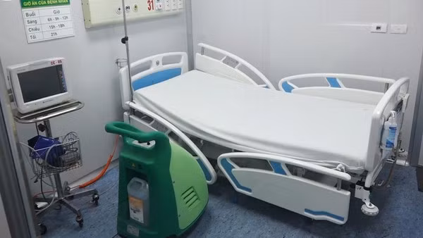 Bác sĩ Nguyễn Thanh Phong, Trưởng Khoa Nhiễm D, Bệnh viện Bệnh Nhiệt đới TP HCM, cho biết phòng cách ly áp lực âm có hệ thống monitor kết nối từ phòng bệnh ra bên ngoài với thông số bệnh nhân về nồng độ oxy, nhịp thở, nhịp tim... Bệnh nhân cũng có thể trao đổi cùng các y bác sĩ bằng điện đàm khi cần.
