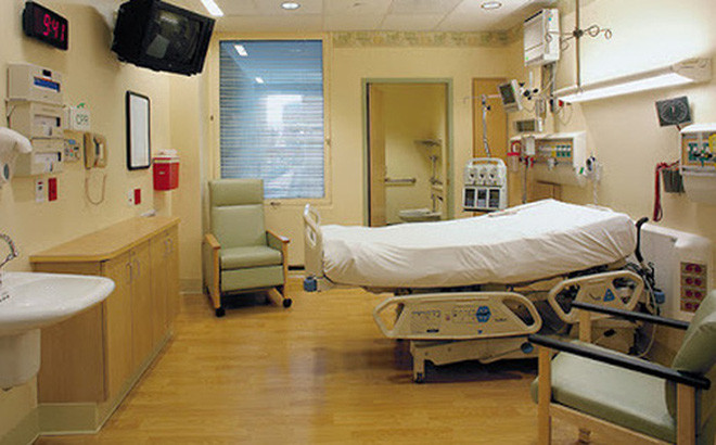 Phòng cách ly áp lực âm có cấu tạo gồm hai phòng là phòng đệm và phòng chính. Không khí từ bên ngoài đi qua phòng đệm vào phòng chính và ra ngoài qua khu vệ sinh của bệnh nhân. Phòng được đóng pano tường, trang bị hệ thống kiểm soát áp suất và điều khiển nhiệt độ, bộ lọc Hepa, hệ thống dẫn khí, giúp duy trì áp suất âm từ phòng này sang phòng kia.