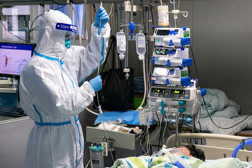 Bên trong phòng áp lực âm vẫn có nguy cơ nhiễm khuẩn nên người chăm sóc bệnh nhân phải mặc áo bảo hộ và đeo khẩu trang phòng bệnh. Ảnh: Internet.