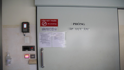 "Không khí chỉ lưu thông một chiều, áp lực âm hút không khí vào bên trong rồi chạy ra ngoài qua màng lọc cực kỳ đặc biệt, lọc được cả virus rất nhỏ", bác sĩ Châu giải thích. Thiết kế này nhằm đảm bảo mầm bệnh không phát tán ra môi trường xung quanh.