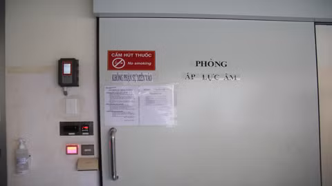 "Không khí chỉ lưu thông một chiều, áp lực âm hút không khí vào bên trong rồi chạy ra ngoài qua màng lọc cực kỳ đặc biệt, lọc được cả virus rất nhỏ", bác sĩ Châu giải thích. Thiết kế này nhằm đảm bảo mầm bệnh không phát tán ra môi trường xung quanh.