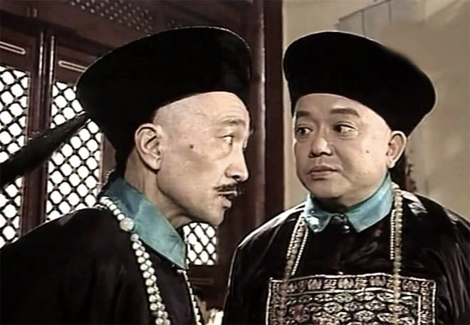 Khi dùng búa đập bức tường ở phòng ngủ của Hòa Thân, quan quân của triều đình nhà Thanh kinh ngạc phát hiện các viên gạch xây tường thực chất là những khối vàng được đúc thành hình viên gạch.