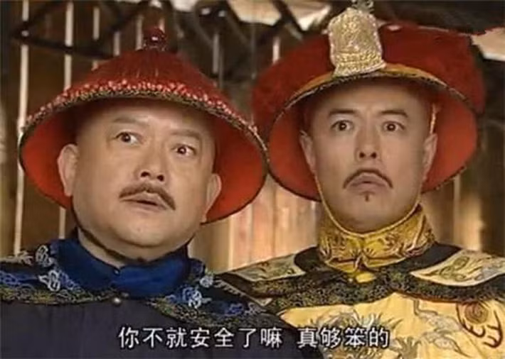 Kế đến, tổng quản thái giám lén đưa Mai Quế ra khỏi cung đến vườn Thục Xuân gặp gỡ. Nhờ vậy, Hòa Thân nhiều lần có cơ hội gần gũi với Mai Quế mà không để nhà vua phát hiện. Về sau, Hòa Thân còn sai người cho phép cung nữ Mai Quế xuất cung. Nhờ vậy, tham quan này có thể lấy mỹ nhân làm thiếp.