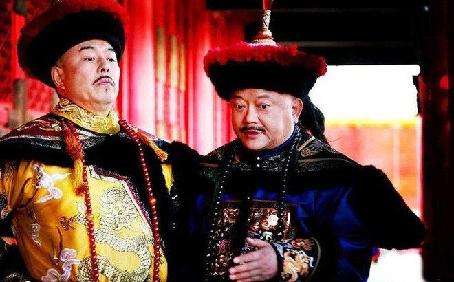 Lợi dụng quyền lực lớn nắm trong tay, Hòa Thân đã dùng nhiều cách để làm đầy túi riêng như tham ô, nhận hối lộ, mua quan bán chức...