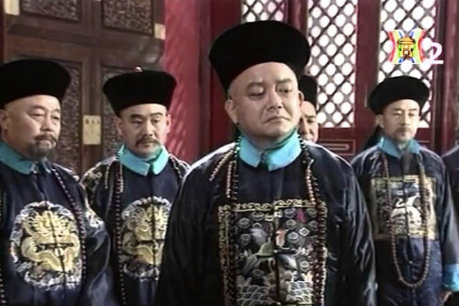 Thêm nữa, Hòa Thân còn cho người nấu chảy vàng, bạc rồi tạo thành những khối tròn giống quả bóng lớn. Mỗi "quả bóng" vàng nặng ít nhất hơn 100 kg.