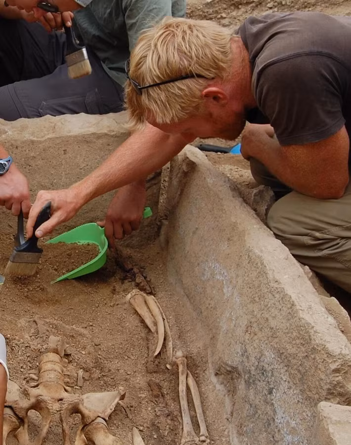 Các nhà khảo cổ tiến hành cuộc khai quật ở Airagiin Gozgor, tỉnh Orkhon của Mông Cổ và có phát hiện bất ngờ khi tìm thấy 2 bộ hài cốt nữ chiến binh khoảng 2.000 năm tuổi.