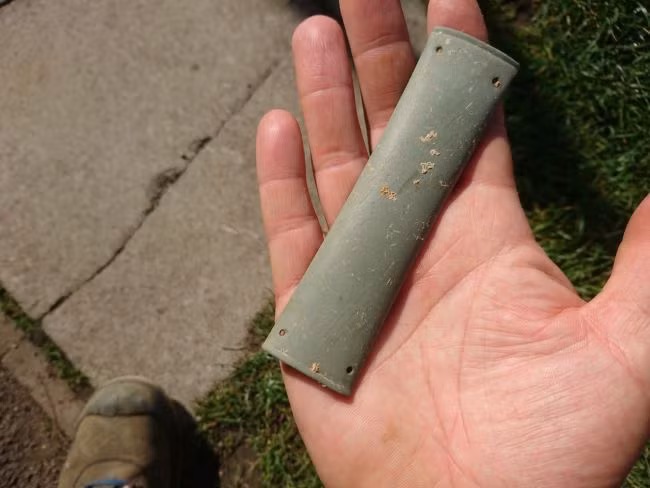 Đặc biệt, ngoài thi hài tù trưởng trong ngôi mộ cổ, thi thể của một pháp sư được tìm thấy. Hài cốt pháp sư ở trong tư thế quỳ hướng về phía tù trưởng ở cách đó khoảng 2 m.