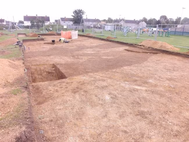 Người xưa thực hiện tập tục hiến tế với đối tượng được chọn là pháp sư. Người pháp sư này khoảng 50 - 60 tuổi trở thành đối tượng hiến tế để dẫn dắt tinh thần cho người đứng đầu bộ lạc sang thế giới bên kia thuận lợi hơn.