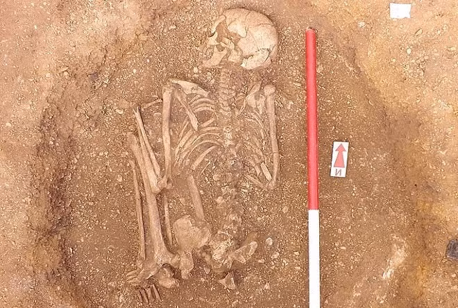 Không những vậy, tù trường cũng là người đầu tiên được chôn cất cùng với những vũ khí kim loại ở Anh.