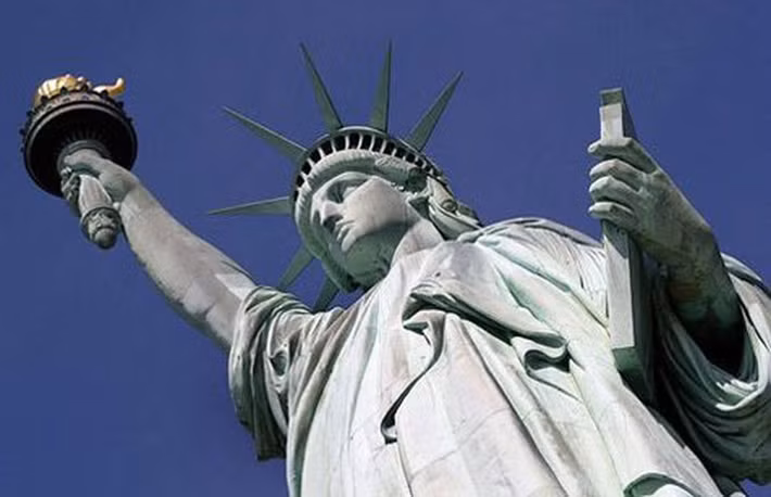 Du khách có thể di chuyển bằng cầu thang từ chân của bức tượng lên căn phòng nằm ở ngọn đuốc để chiêm ngưỡng vẻ đẹp choáng ngợp ở địa điểm nổi tiếng nước Mỹ này.