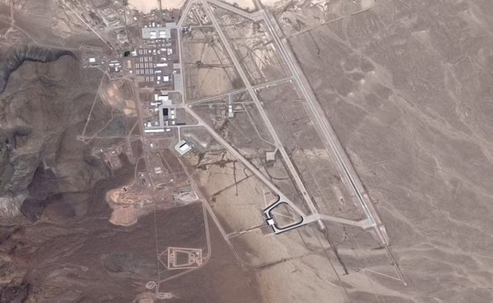 Trong suốt nhiều thế kỷ, giới chức Mỹ giữ kín thông tin về Vùng 51. Căn cứ quân sự tuyệt mật này không xuất hiện trên bất cứ tấm bản đồ nào được lưu hành trên thế giới.