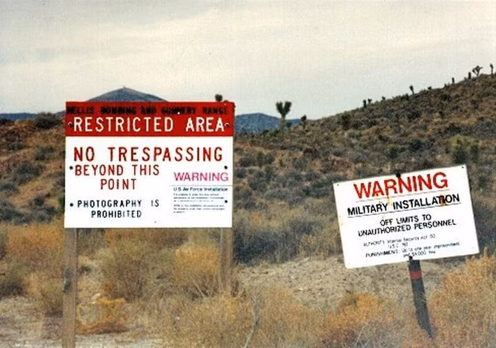 Dù có nhiều phương tiện truyền thông thông tin về căn cứ này nhưng phải tới năm 2013, Cục Tình báo Trung ương Mỹ (CIA) lần đầu tiên thừa nhận vị trí chính xác của Vùng 51 ở Nevada.