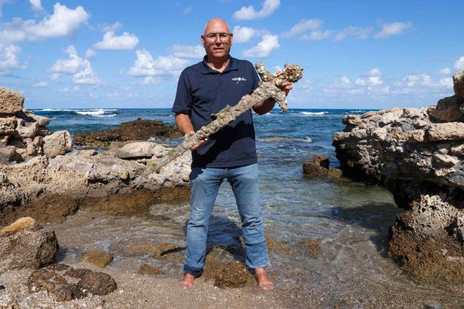 Đại dương ẩn chứa nhiều bí mật khiến nhân loại tò mò. Do đó, nhiều nhà khoa học, thợ lặn đã thực hiện các chuyên khám phá biển sâu. Trong số này, thợ lặn nghiệp dư Shlomi Katzin gây chú ý khi tìm thấy một báu vật 900 tuổi ẩn mình dưới đáy biển.