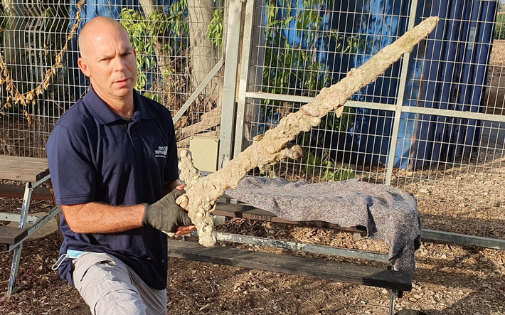 Kết quả kiểm tra của các chuyên gia cho thấy thanh kiếm mà thợ lặn Katzin tìm thấy được làm từ sắt. Nó được chế tác ít nhất vào khoảng 900 năm trước.