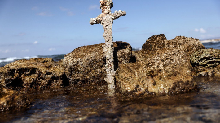 Nhiệt độ nước ở khu vực đó quanh năm ổn định. Điều này giúp bảo quản thanh kiếm hoàn hảo sau nhiều thế kỷ.