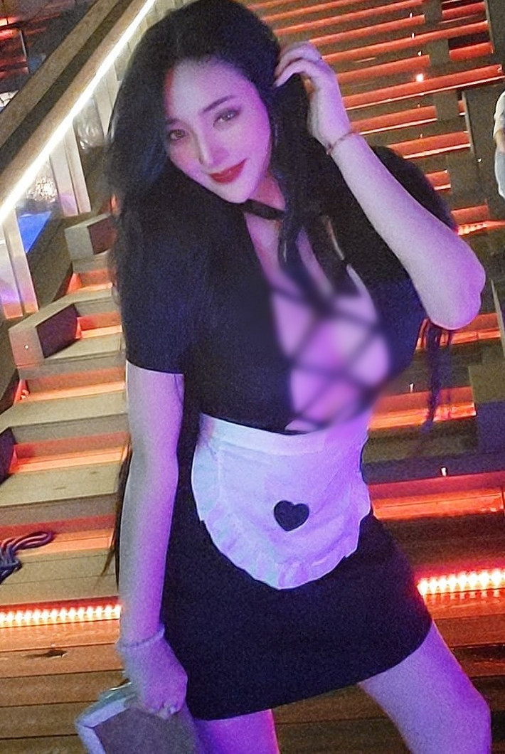 Thế nhưng nghề nghiệp thực sự của Hoàng Tĩnh lại là một nữ y tá. Ngoài giờ làm việc Hoàng Tĩnh có làm người mẫu bán thời gian.