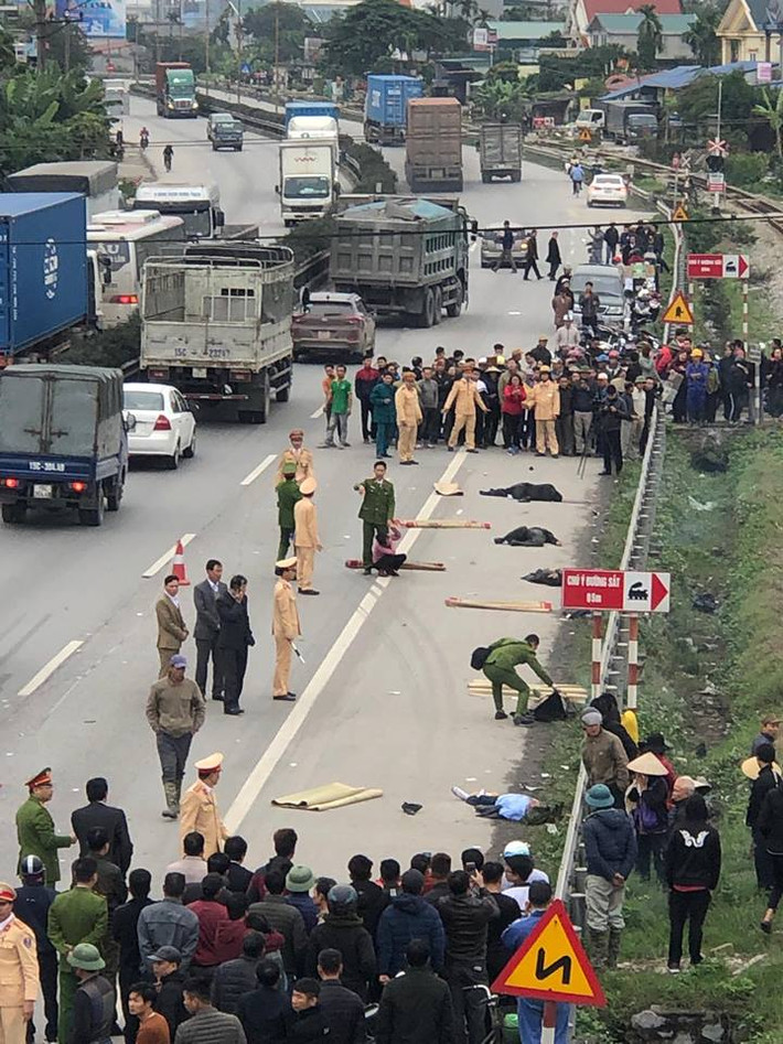 Lực lượng chức năng đang tích cực làm nhiệm vụ và cứu người bị thương.