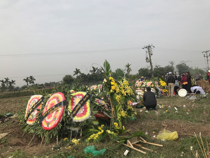 Hình ảnh 5 ngôi mộ các nạn nhân vụ tai nạn tại Hải Dương nằm san sát nhau tại nghĩa địa thôn Lương Xá Nam là những hình ảnh đầy đau xót.