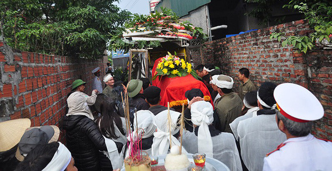 Tang thương phủ khắp đường làng ngõ xóm.